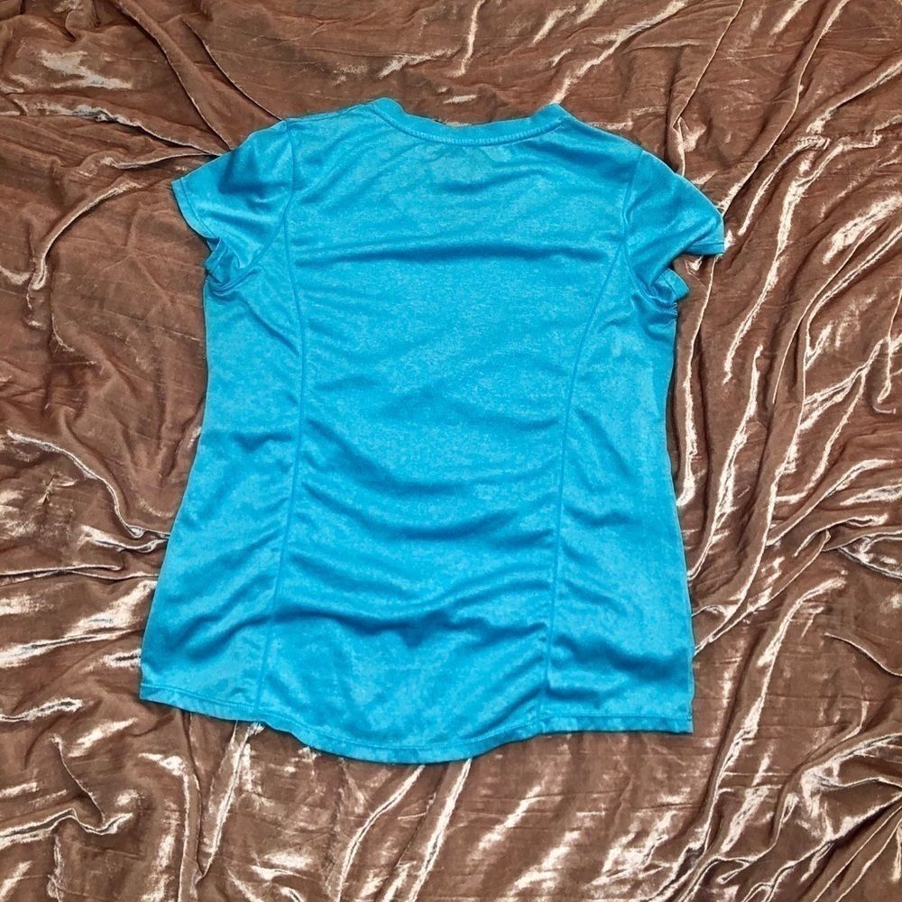 Quick drying workout top - Picture 2 of 3